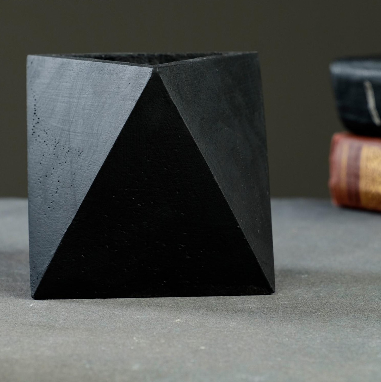 Кашпо бетонное Абстракция черное 11 х 11 х 9 см 5276406